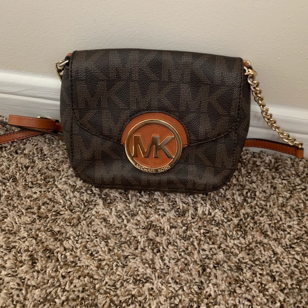 Small Michael kors cross body purse.